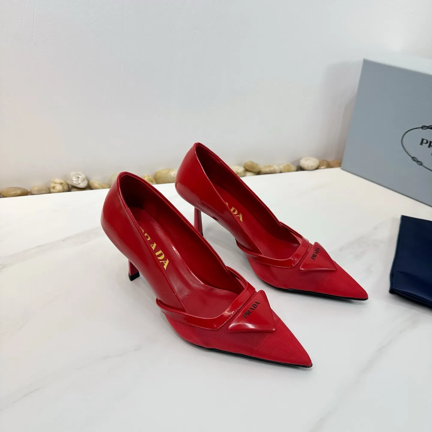 👟👟Ex-factory price 560👟👟 2025 SSS launches Prada’s latest long boots, sandals, thin heels, empty backs, thick heels series ————————🆚🆚🆚 💥PRADA's early spring T-stage catwalk show is the same style as "Dreams Never Sleep". Prada can use it on important occasions. The fresh style has a bit of nobility and is perfect on the feet. 💃💃 Wear this shoe with it. It is elegant and crystal clear, regardless of various accessories. The materials are all exclusively customized one-to-one and must be zero-distance from the original. The entire series is full of exciting and unexpected combinations of elements. The expression of different materials and textures of fabrics has a strong artistic flavor, allowing you to appreciate the ever-changing style of Prada girls. 1⃣ Upper: Made of open-edge bead➕mesh 2⃣ Lining: imported sheepskin 3⃣ Outsole: Italian original genuine leather outsole Heel height 7.5 4⃣🔺Original labeling feet, stock code number 35M-39M (40 41 42 customized, non-returnable and non-exchangeable).